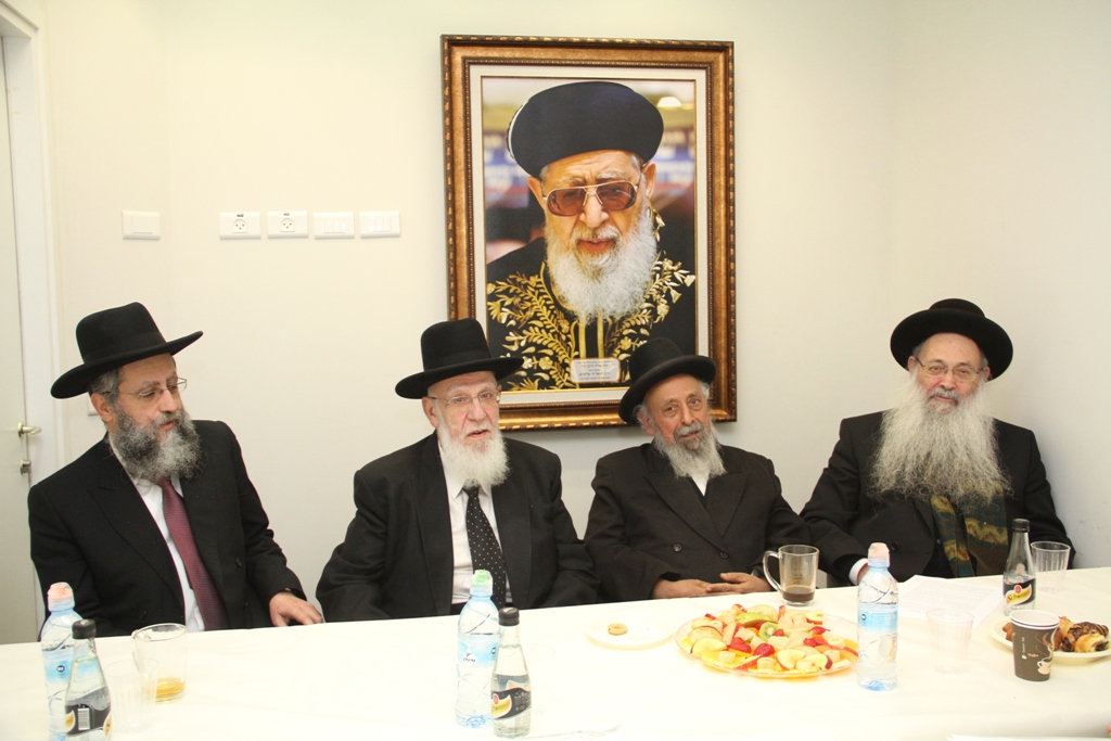 חברי מועצת חכמי התורה נגד עסקנים עם סלולרי ללא כשרות מועצת חכמי התורה