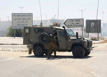 נתניהו החליט: כמות הדלקים המועברים לעזה תרד בחצי מחסום במעבר ארז • אילוסטרציה