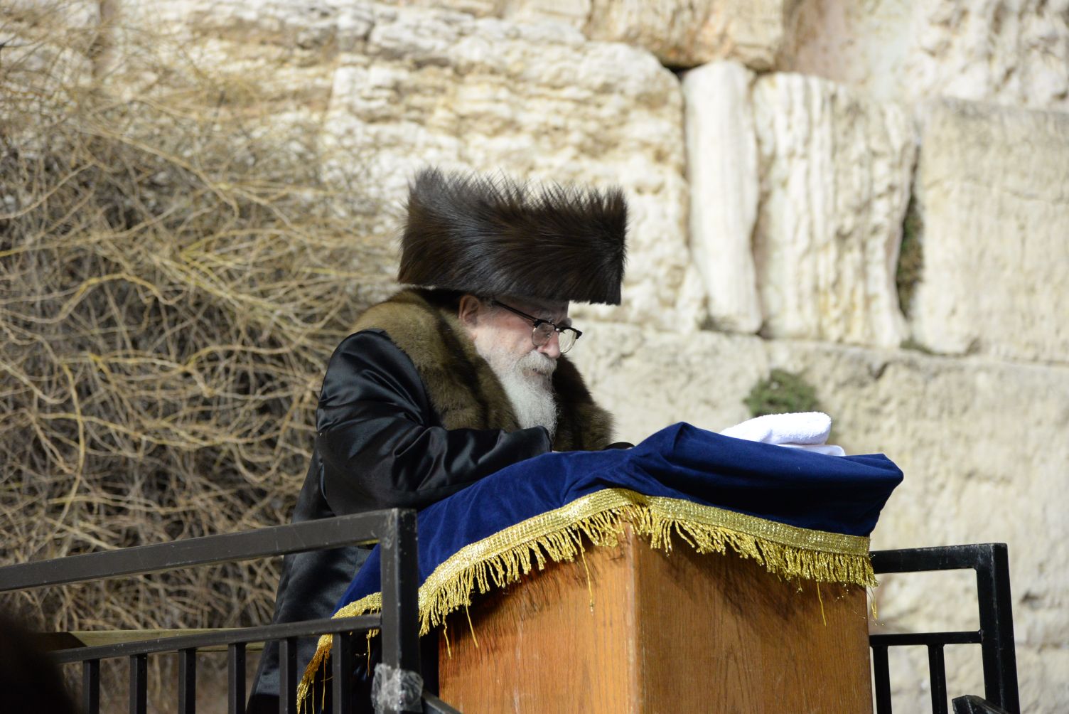 במוצאי יום מנוחה • הרבי מסקווירא וחסידיו בשריד בית מקדשינו סקווירא כותל המערבי