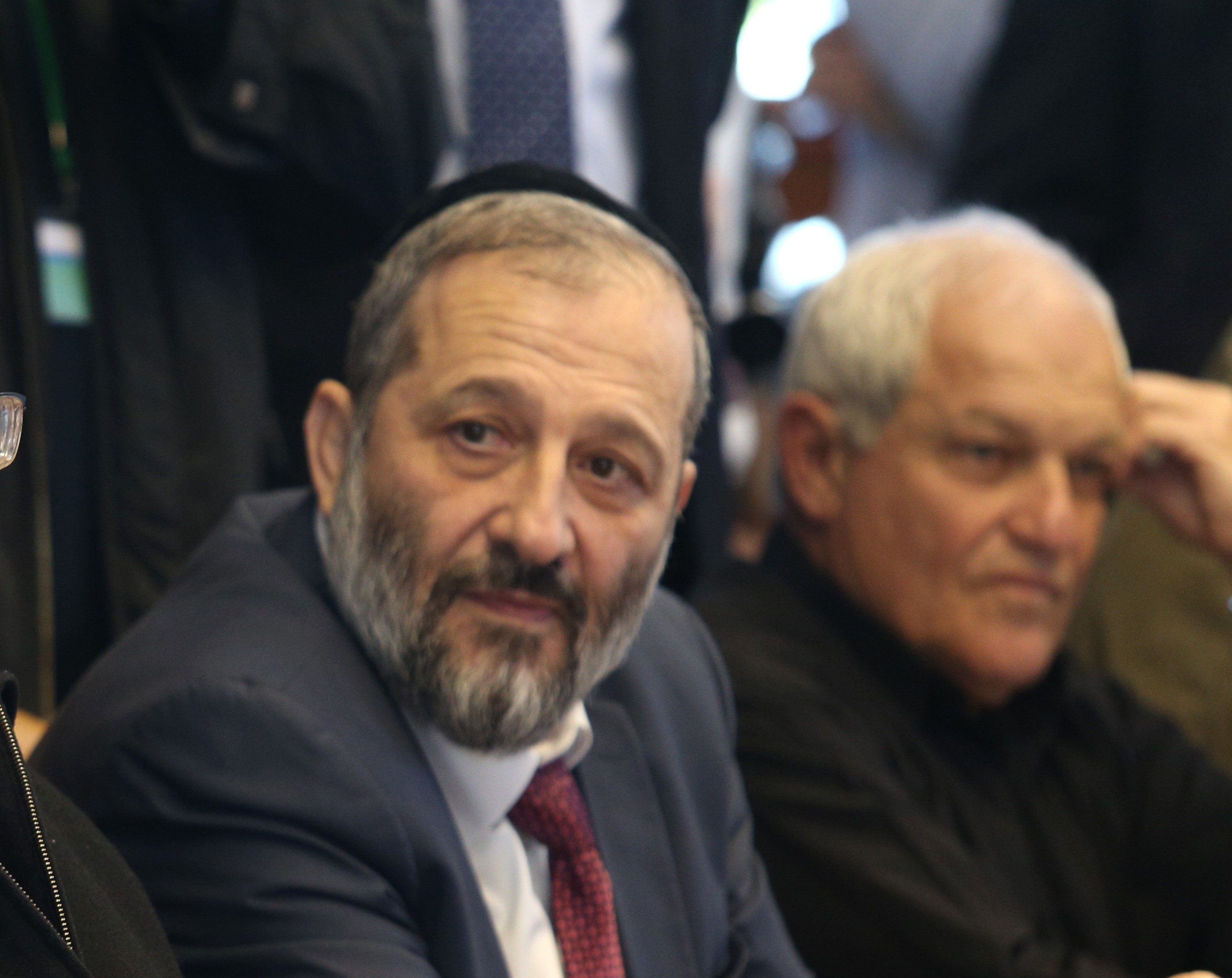בוגי נגד בנט: "שר ההדלפות מעוות את האמת" השרים דרעי וכץ