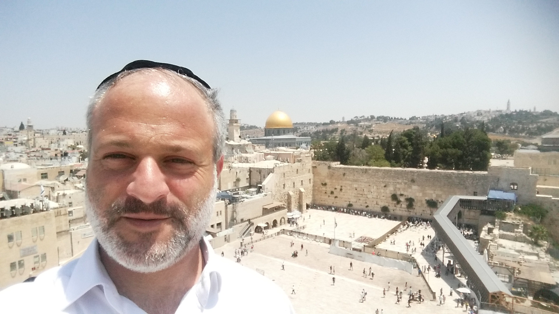 היום, יום צום: הפקת לקחים ואחדות \\ בצלאל קאהן כותב השורות ממקום הצופה פני מקדש
