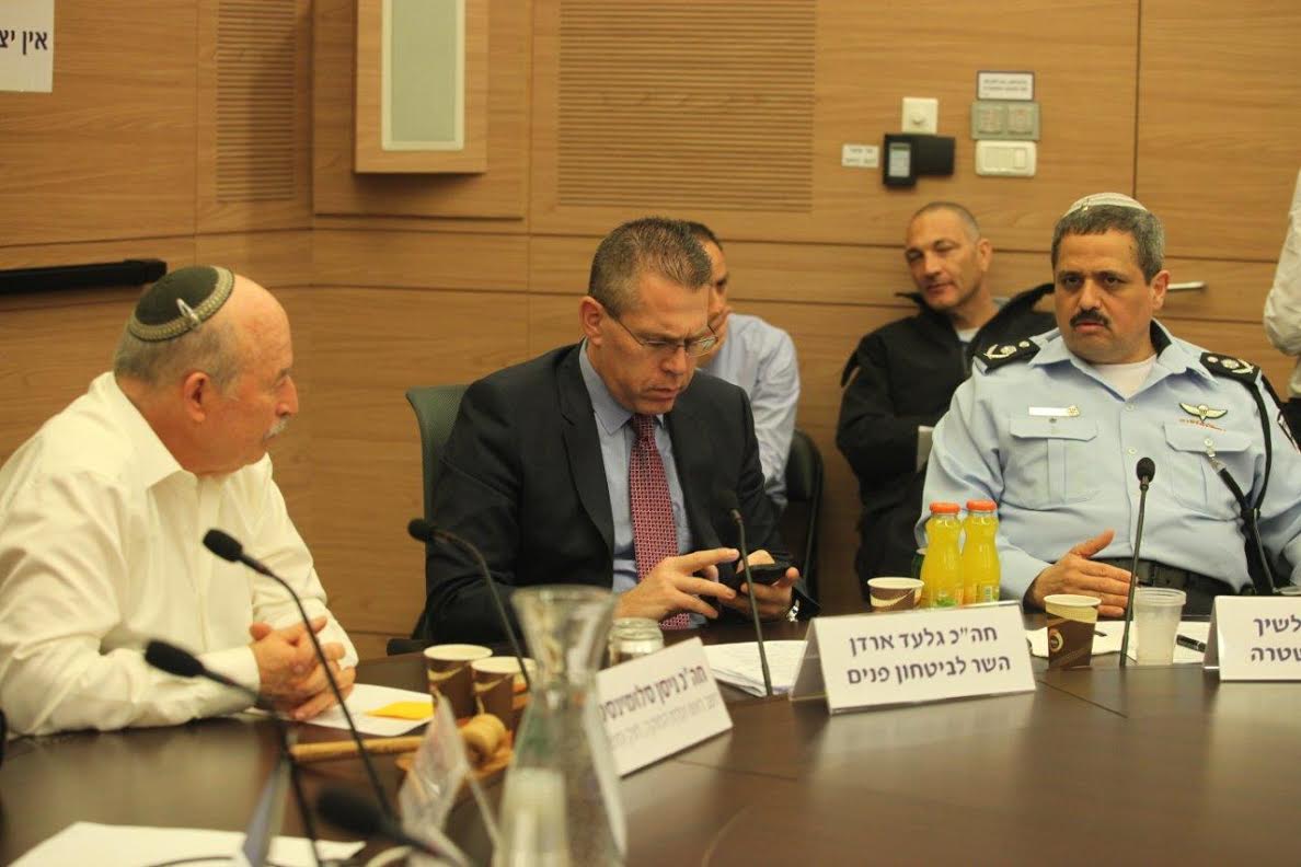 ארדן הורה למשטרה: בדקו את נסיבות מעצר מניף הדגל המפכ"ל אלשיך לצד גלעד ארדן וסלומיאנסקי. צילום איציק הררי דוברות הכנסת