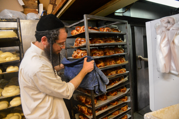 על הקשר בין תפילת שחרית להפרשת חלה • האזינו חרדי חלות מאפיה עבודה