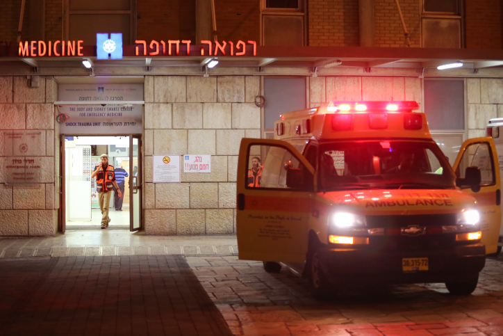 פועל נפל מקומה 8 למזרקה במלון מיון, בית חולים, אמבולנס
