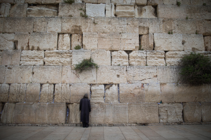 המשטרה השלימה את ההיערכות בעיר העתיקה בירושלים יהודי מתפלל בכותל • אילוסטרציה