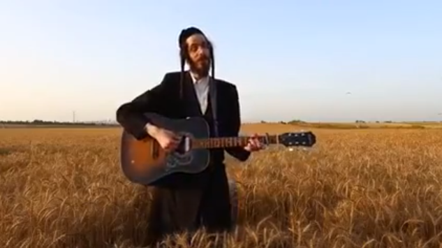 בהפרש של שבועיים, בן האדמו"ר מפיק קליפ שני: "בין הזמנים" מענדל ראטה