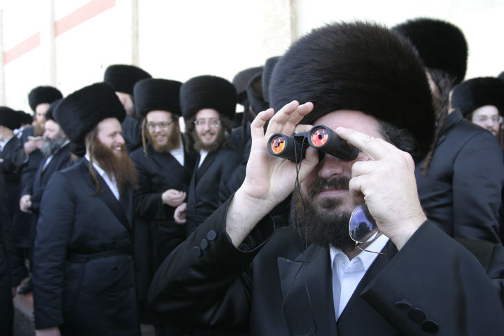 שמחת בית צדיקים • המונים בחתונת נכד האדמו"ר מגור גור, חסידים, משקפת