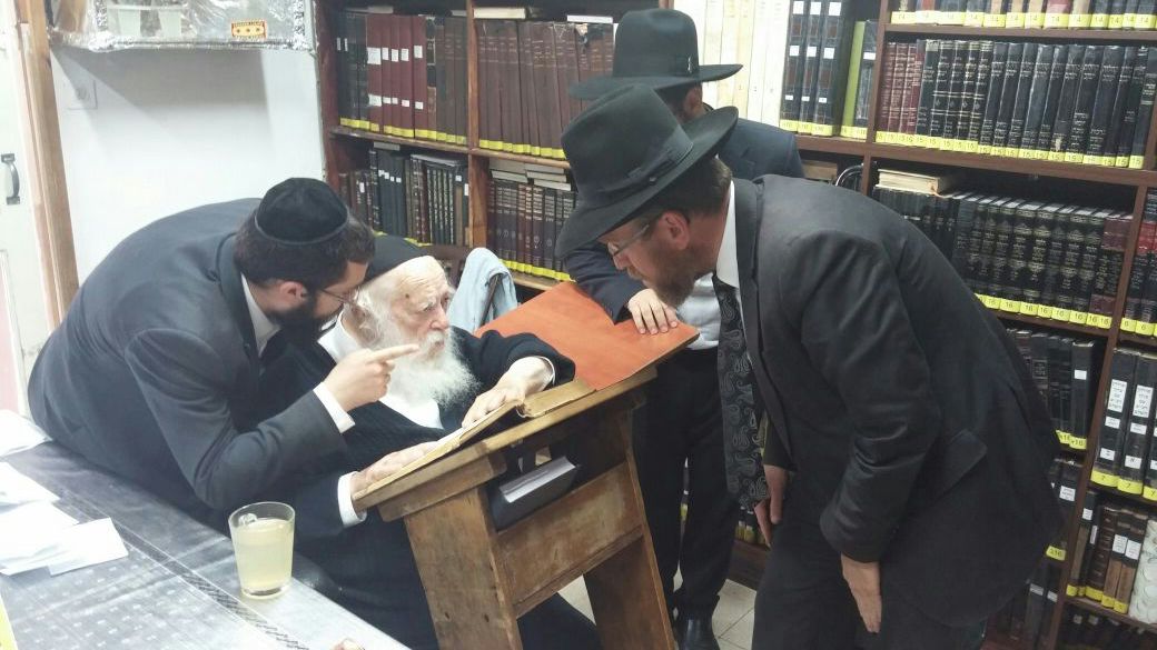 מרן שר התורה הגר"ח קניבסקי על החזרת שטחים: "הערבים יוותרו" רבי חיים קנייבסקי יצחק פינדרוס אצל (4)