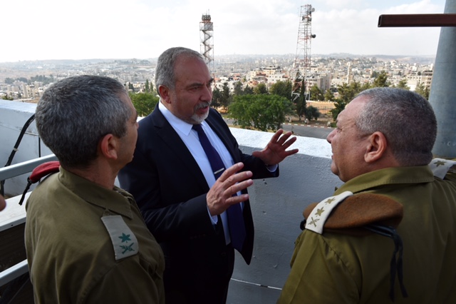 ליברמן על תקיפת המנהרה: "השקיעו בקדושת החיים" השר ליברמן והרמטכ"ל איזנקוט
