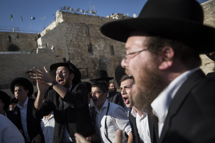 פרובוקציה בכותל המערבי: עם ספרי תורה בידיהן – נשות הפרובוקציה ניסו לחולל מהומה וכשלו תמונת אילוסטרציה