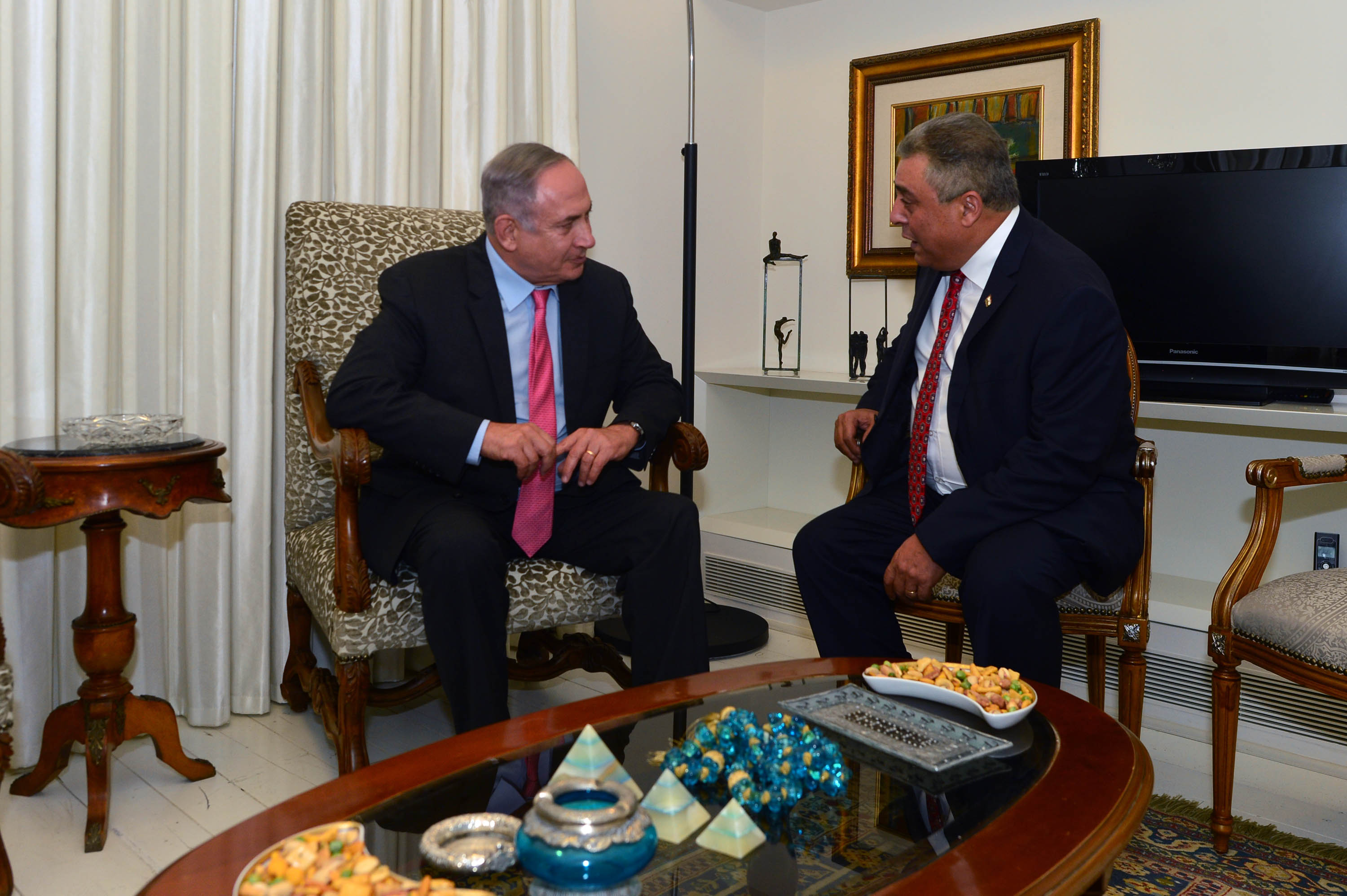 נציגי ארגוני הטרור שבו לעזה; ליברמן: "מנהל דיאלוג מעל ראשי חמאס" השגריר המצרי בפגישה עם נתניהו