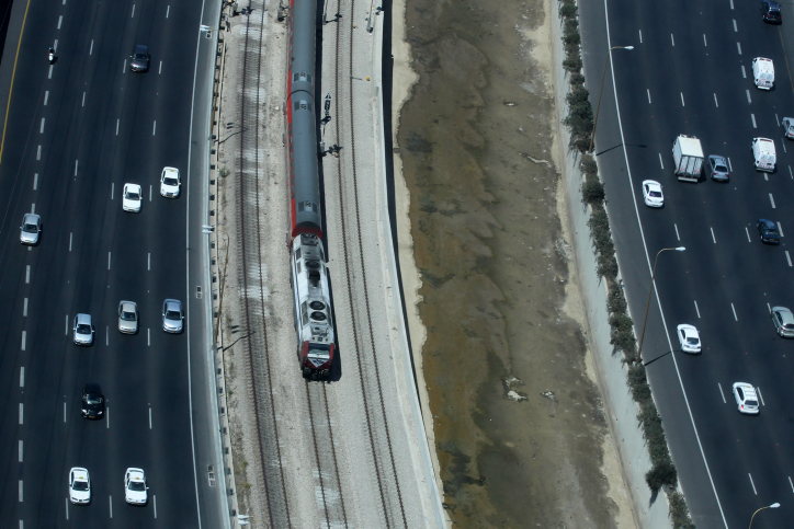 חילולי השבת בת"א • החרדים איימו ונתניהו נכנע רכבת ישראל