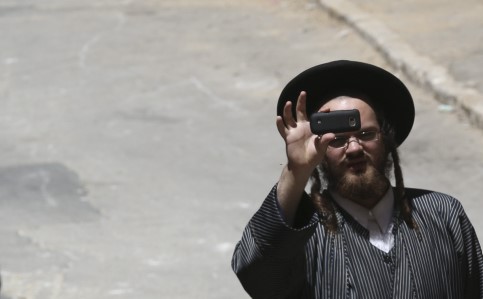 האדמו"רים לתלמידי הישיבות: "אל תחזיקו אפילו פלאפון כשר" פלאפון, חסיד, איפון,