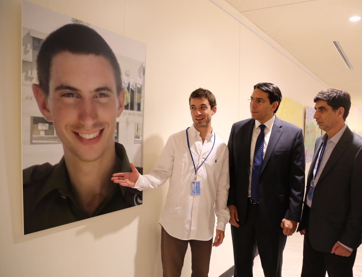 ציוריו של הדר גולדין הי"ד מוצגים בתערוכה באו"ם משפחת גולדין באו"ם כחלק ממאמציה להשבת הדר הי"ד