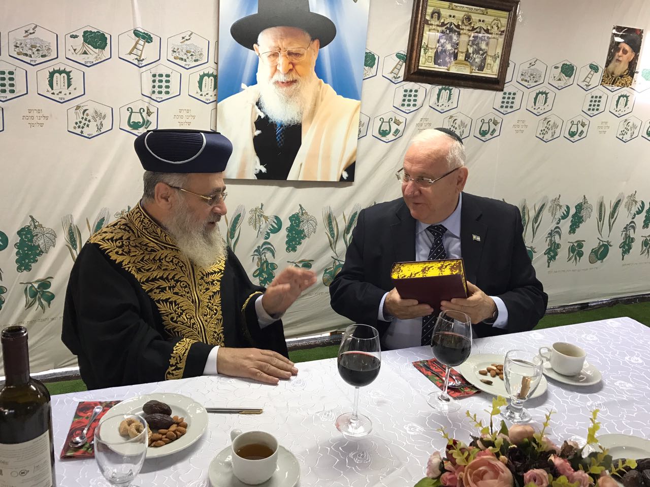 נשיא המדינה ראובן ריבלין ביקר בסוכות הרבנים הראשיים נשיא המדינה ריבלין והרב יצחק יוסף