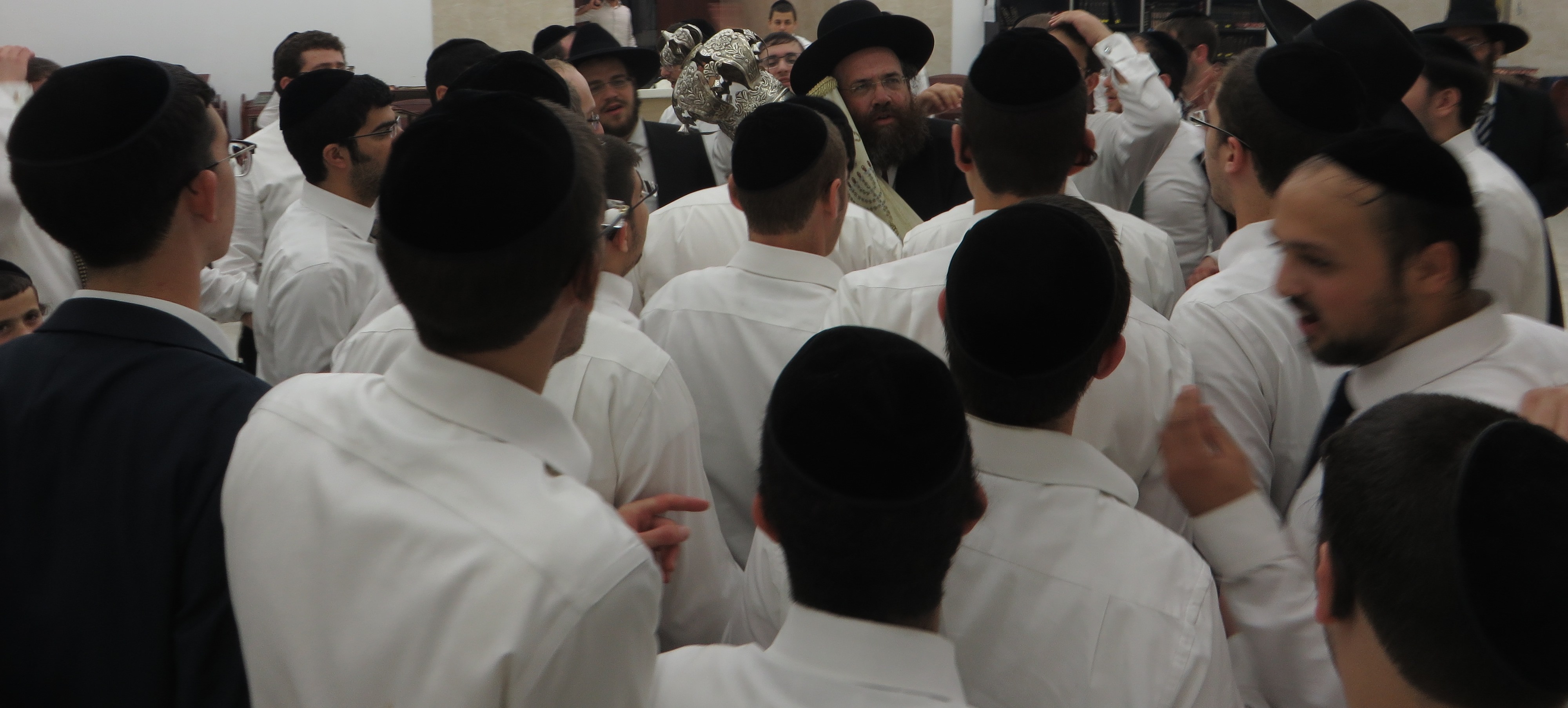 שימו בצד את הבדיחות: סיפור מרגש על השיר 'צווה ישועות יעקב' הגר''נ רוזנבלט בהקפות