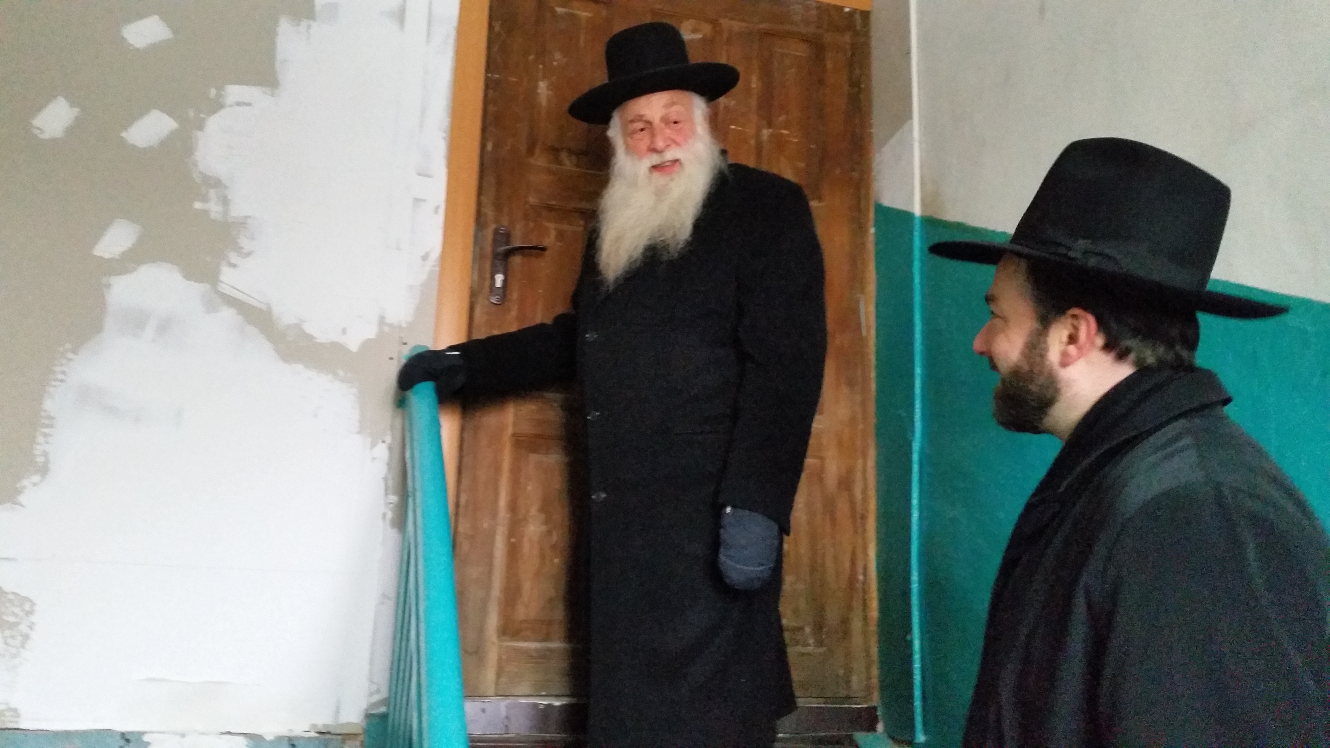 בלעדי ל"קול חי": כשנכד המשגיח זיע"א ניסה להיכנס לבית סבו בעיירה מיר 20161116_112207