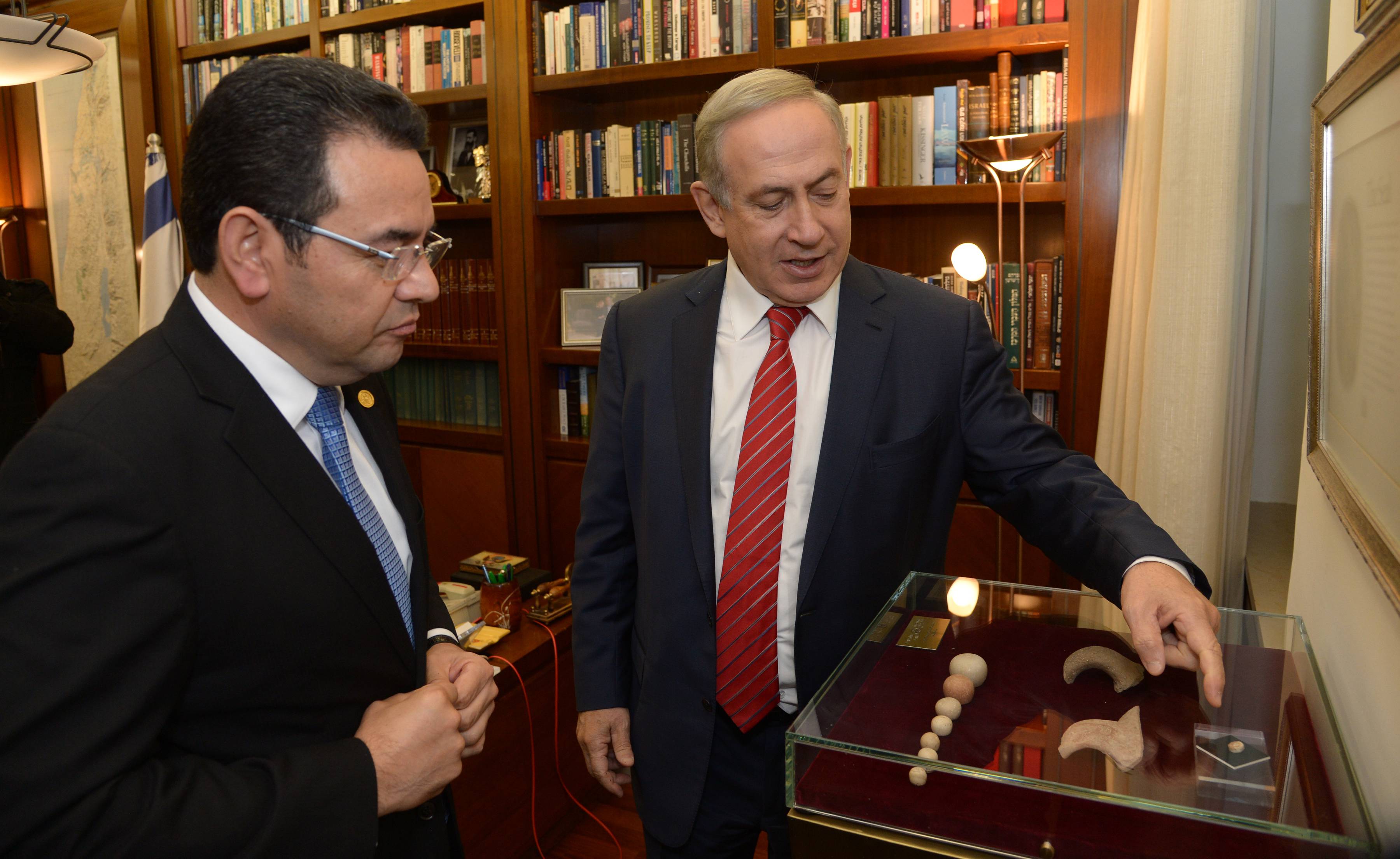 נתניהו מברך את נשיא גוואטמלה הנבחר: "ידיד אמת" נתניהו ונשיא גואטמלה היוצא
