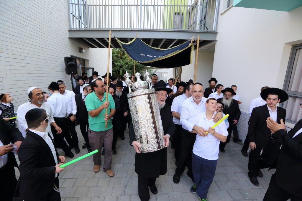 ילדי 'אהל שרה' פיזזו בהכנסת ספר תורה וחנוכת הבית YS1A7434