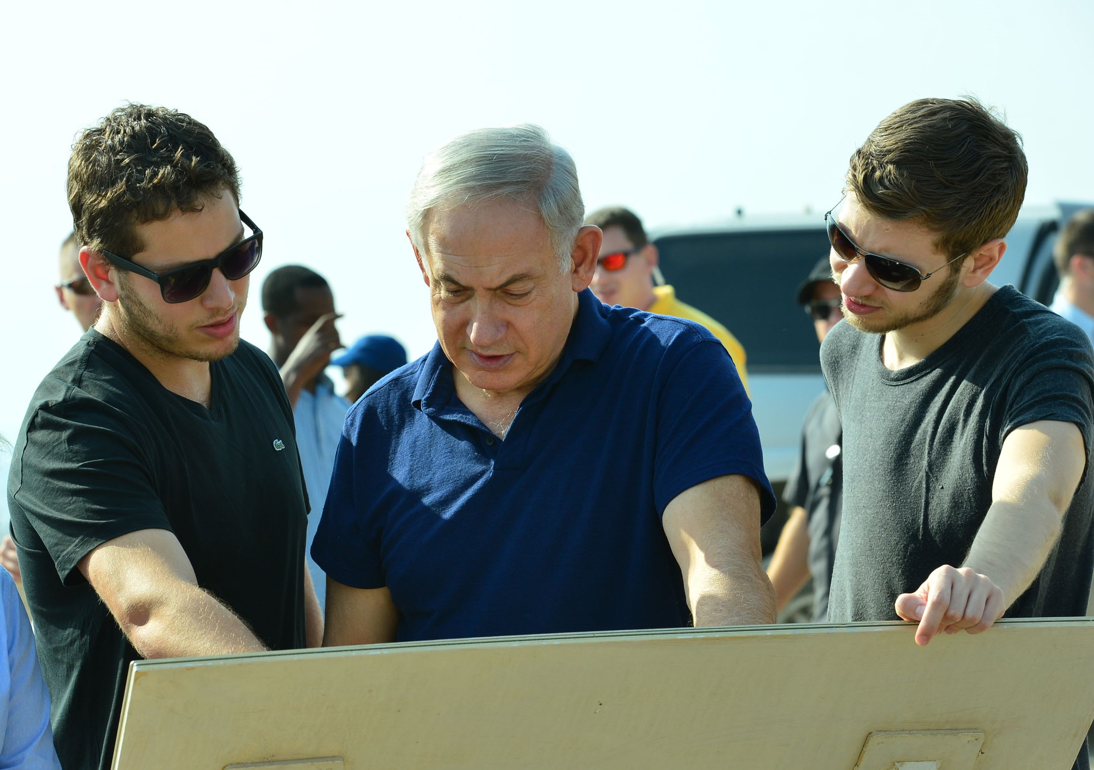 מי מזייף את חשבונו האישי של יאיר נתניהו? נתניהו ובניו, יאיר ואבנר