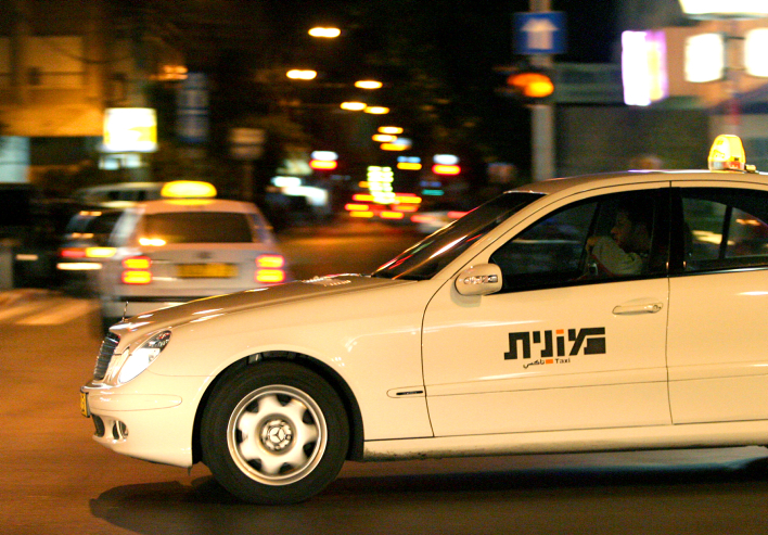 הארכה נוספת; רפורמת המוניות מתעכבת מונית • אילוסטרציה