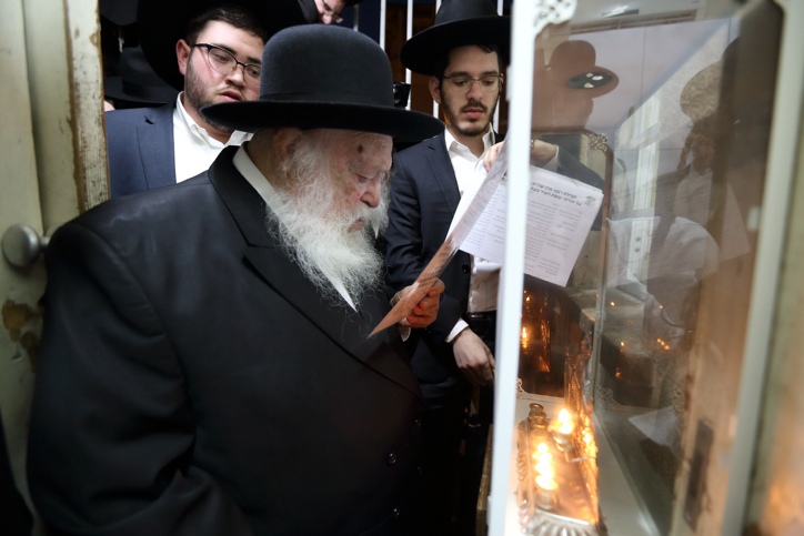 צפו: מרן הגר"ח קנייבסקי בשירת "מעוז צור" בנר ראשון .רבי חיים קנייבסקי חנוכה