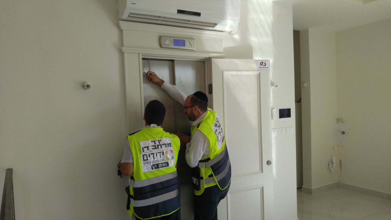 שבת: משפחה שהתארחה דיווחה על בנם שנעדר – הילד נמצא…במעלית חילוץ ממעלית. אילוסטרציה
