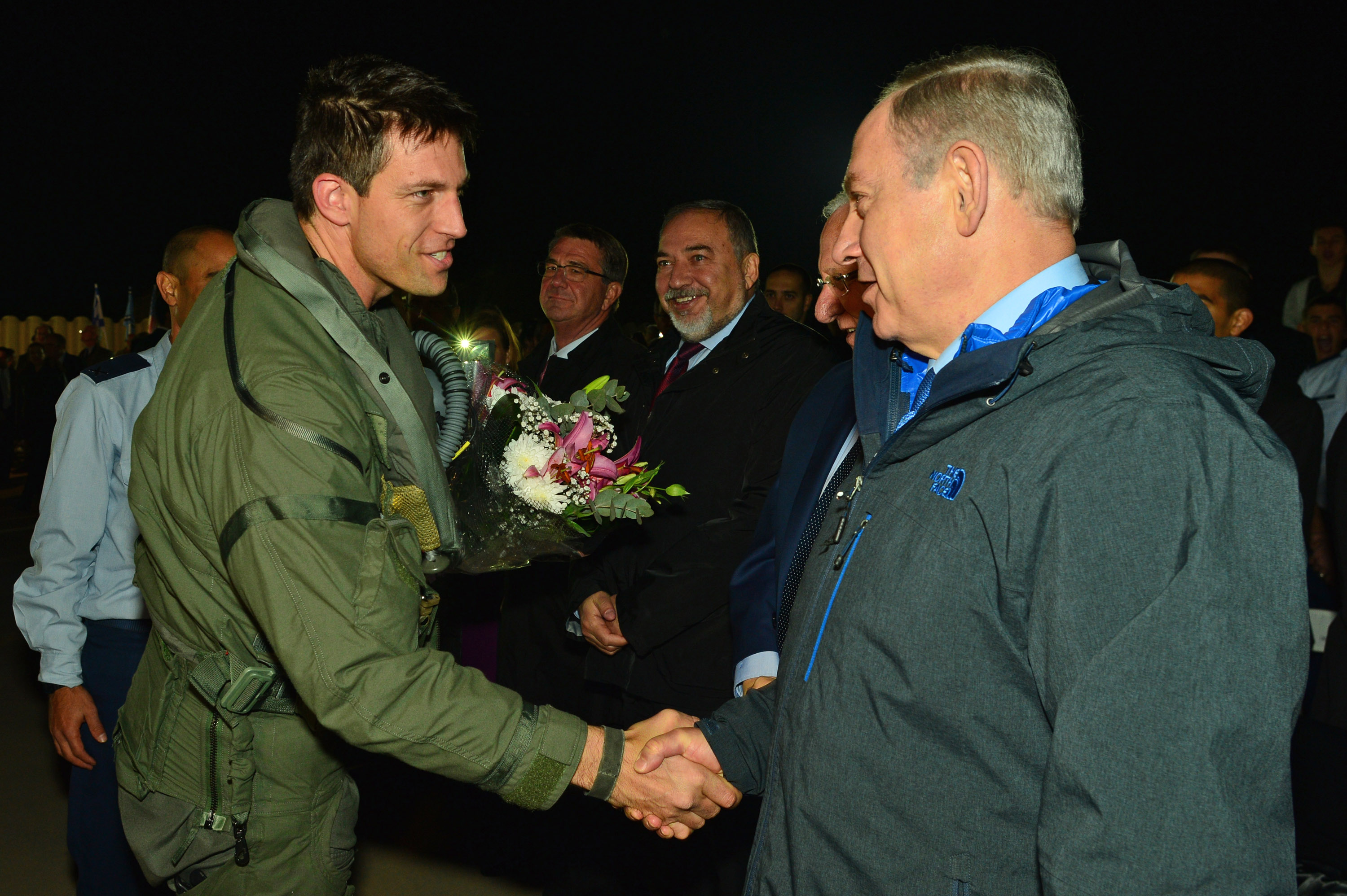 לאחר עיכובים: מטוסי ה'אדיר' F-35 נחתו בישראל ראש הממשלה בנימין נתניהו
טקס קבלת פנים למטוס הקרב החדש
אדיר F-35
בסיס חיל האויר בנבטים
בצילום עם הטייס האמריקאי שהטיס את המטוס לישראל
Photo by Kobi Gideon / GPO