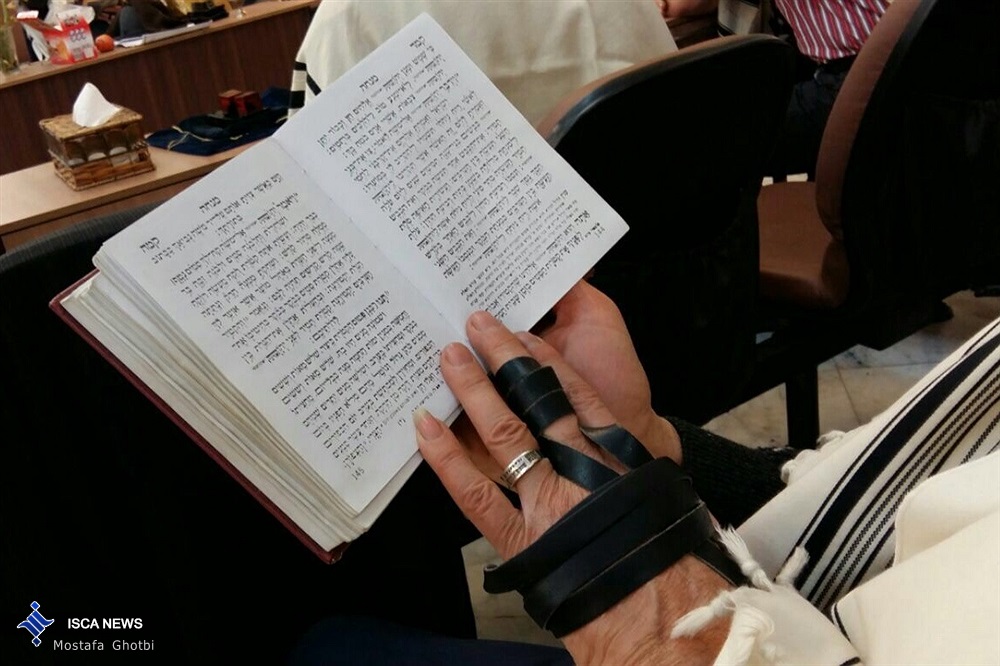 מחשבות של אלול: קחו מחזור ותעברו על התפילה • האזינו בית כנסת יהודים איראן סידור תפילה