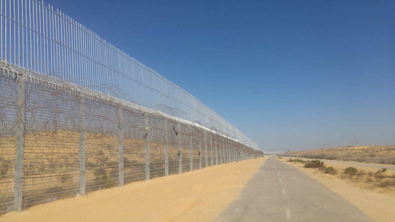 הושלם פרויקט הגבהת גדר 'שעון חול' בגבול מצרים גדר מצרים