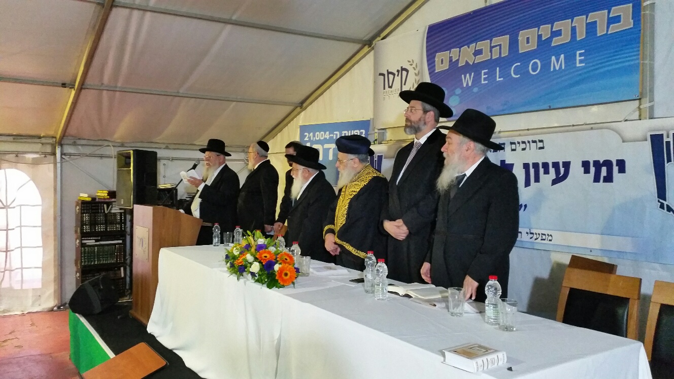 "צריך לעצור את החזניות ובתי הכנסת המעורבים, זה צלם בהיכל" 20170208_171749_resized