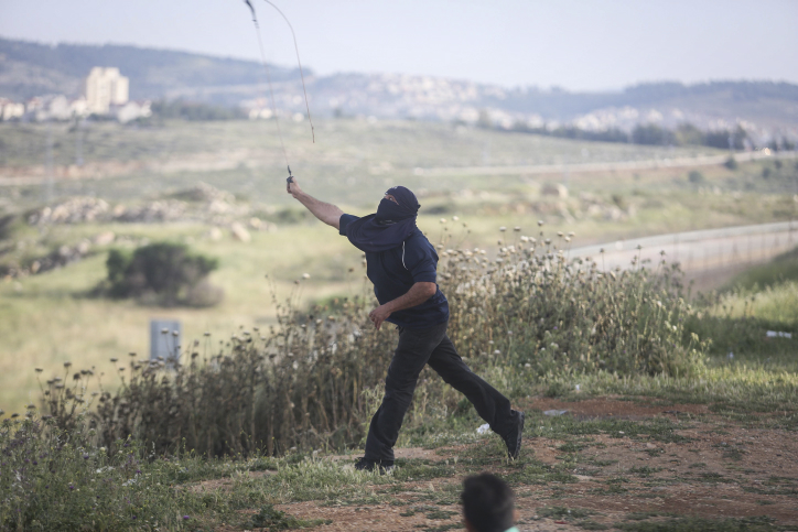 בן 15 יידה אבנים על שוטרים ונעצר יידוי אבנים | אילוסטרציה