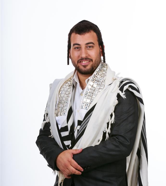 החזן הצעיר התארס והוא מציג סינגל ראשון מהדהד ישראל נחמן
