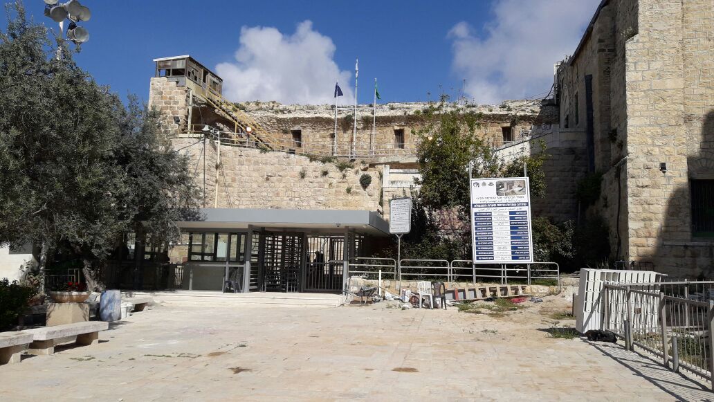 נס: כך סוכל פיגוע הדקירה בחברון הכניסה למערת המכפלה