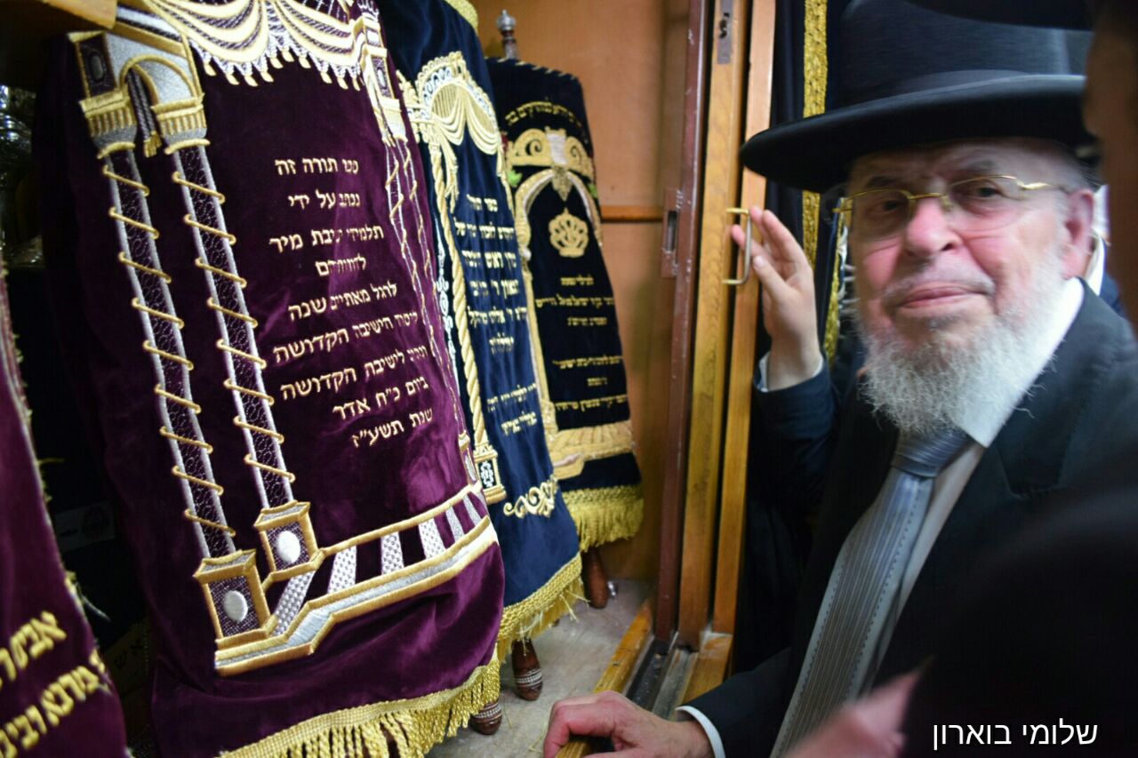 צפו • ערב מתן תורה: המונים בהכנסת ס"ת לישיבת מיר הכנסת ספר תורה ישיבת מיר