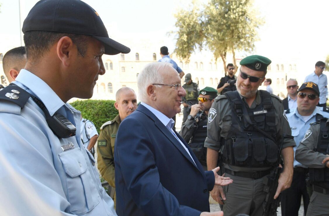 הנשיא יצא לבקר את לוחמי מג"ב בירושלים: "שגרה יכולה להטעות" נשיא המדינה והלוחמים