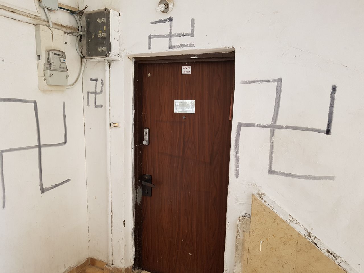 מזעזע: צלבי קרס רוססו בבית כנסת "לעלוב" בנחלאות צלבי הקרס שרוססו