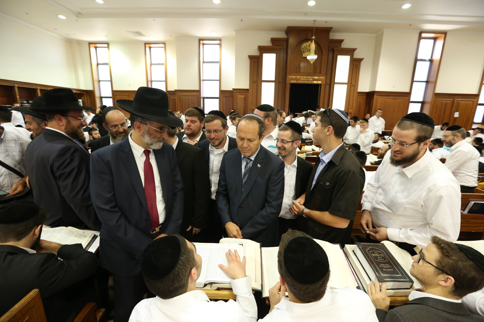 ראש עיריית ירושלים ניר ברקת ביקר בהיכל ישיבת מיר: "זכיתי לחוויה רוחנית מיוחדת" ראש העיר בהיכל הישיבה