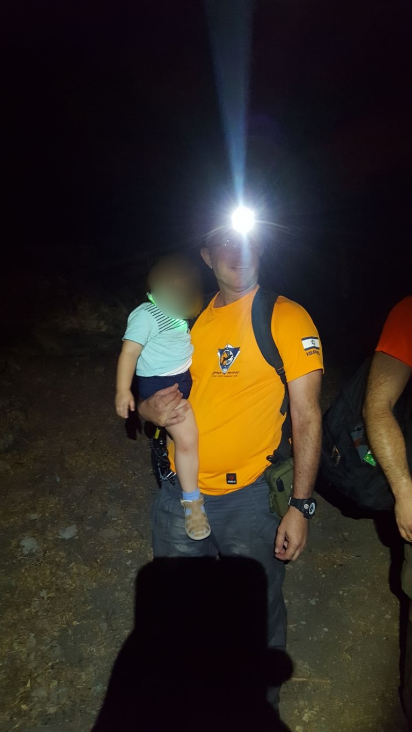 משפחה בת 18 נפשות חולצה מנחל עמוד חילוץ