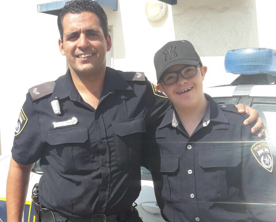 מרגש • הילד השוטר מדימונה השוטר איליה