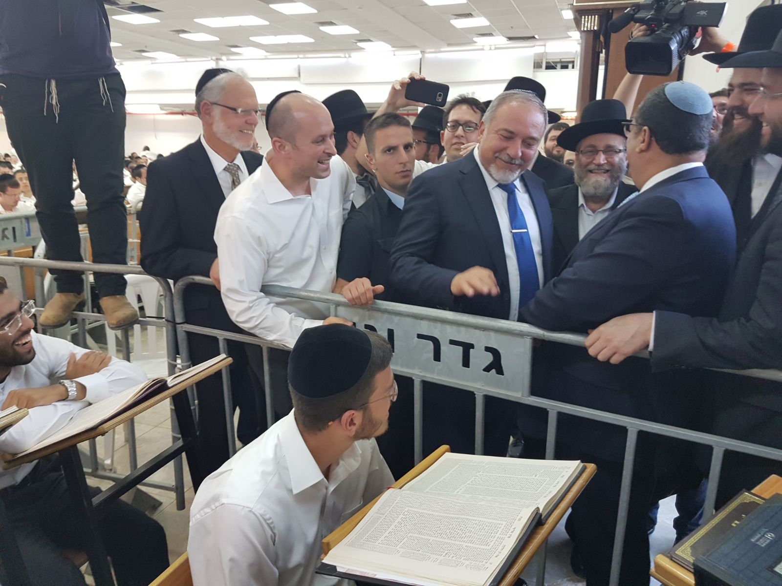 ועדת שרים אישרה את חוק הגיוס: "יוכנסו שינויים בחוק כדי להתאימו להוראות בג"ץ" ליברמן ישיבה