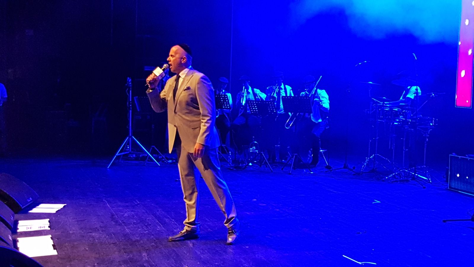טוקר מציג: מאחורי הקלעים בעולם המוסיקה היהודי • צפו והאזינו מנחם טוקר