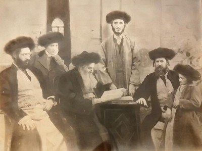 מרתק • הצוואה שנמצאה על הרוג פרעות תרפ"ט נחשפת ארבע דורות של משפחת סלונים בחברון. במרכז - הרב מרדכי דב סלונים, יושב בשמאל התמונה - הרב יעקב יוסף סלונים, לידו עומד - הנער אליעזר דן