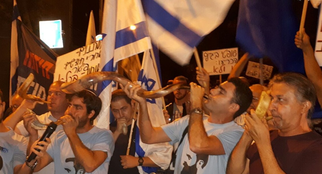 תושבי דרום תל אביב הפגינו: "בג"ץ נגד העם" המפגינים תוקעים בשופרות
