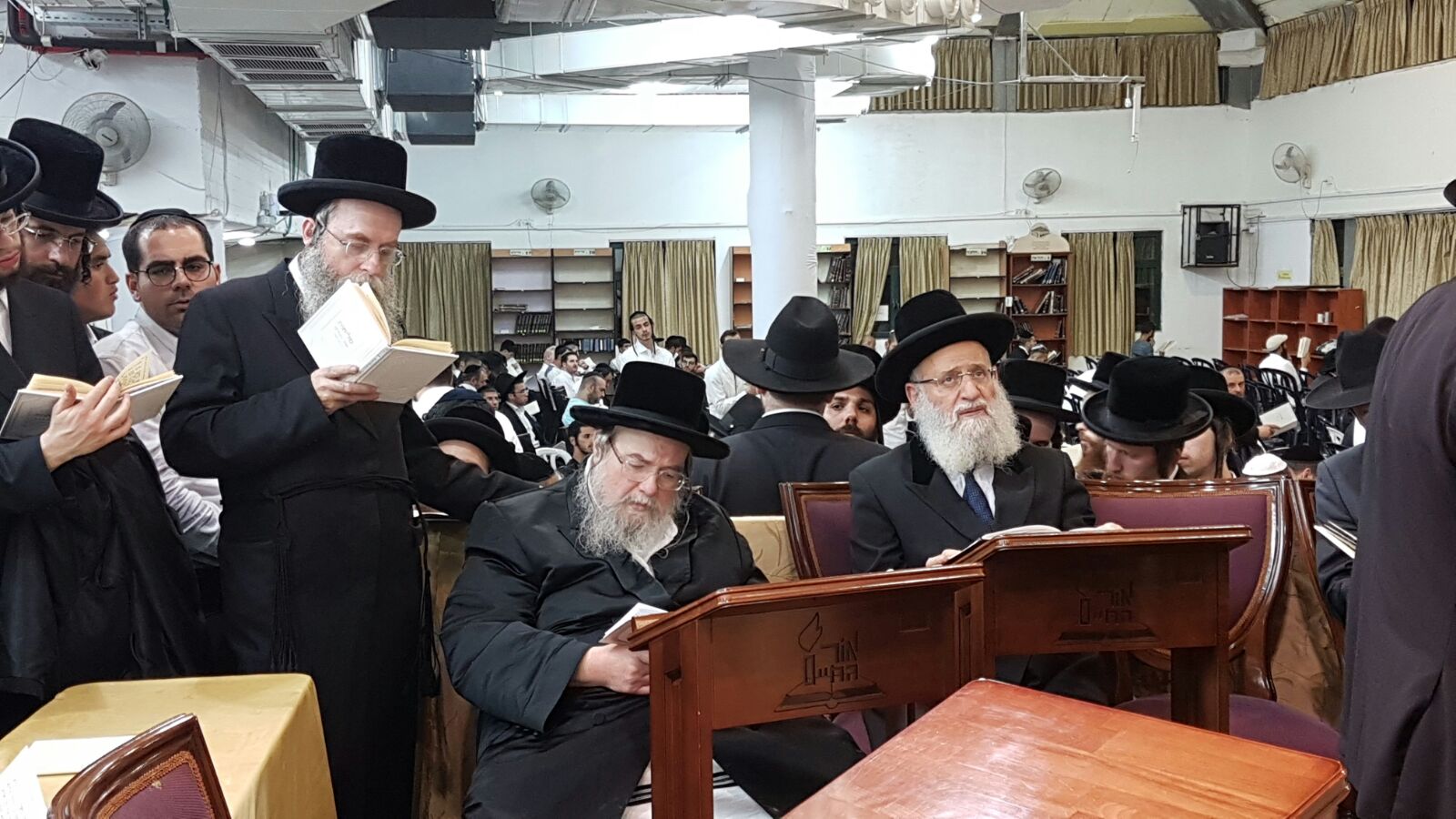 צפו: כ"ק האדמו"ר מבעלזא באמירת סליחות בישיבת "אור החיים" האדמור מבעלזא הרב אלבז