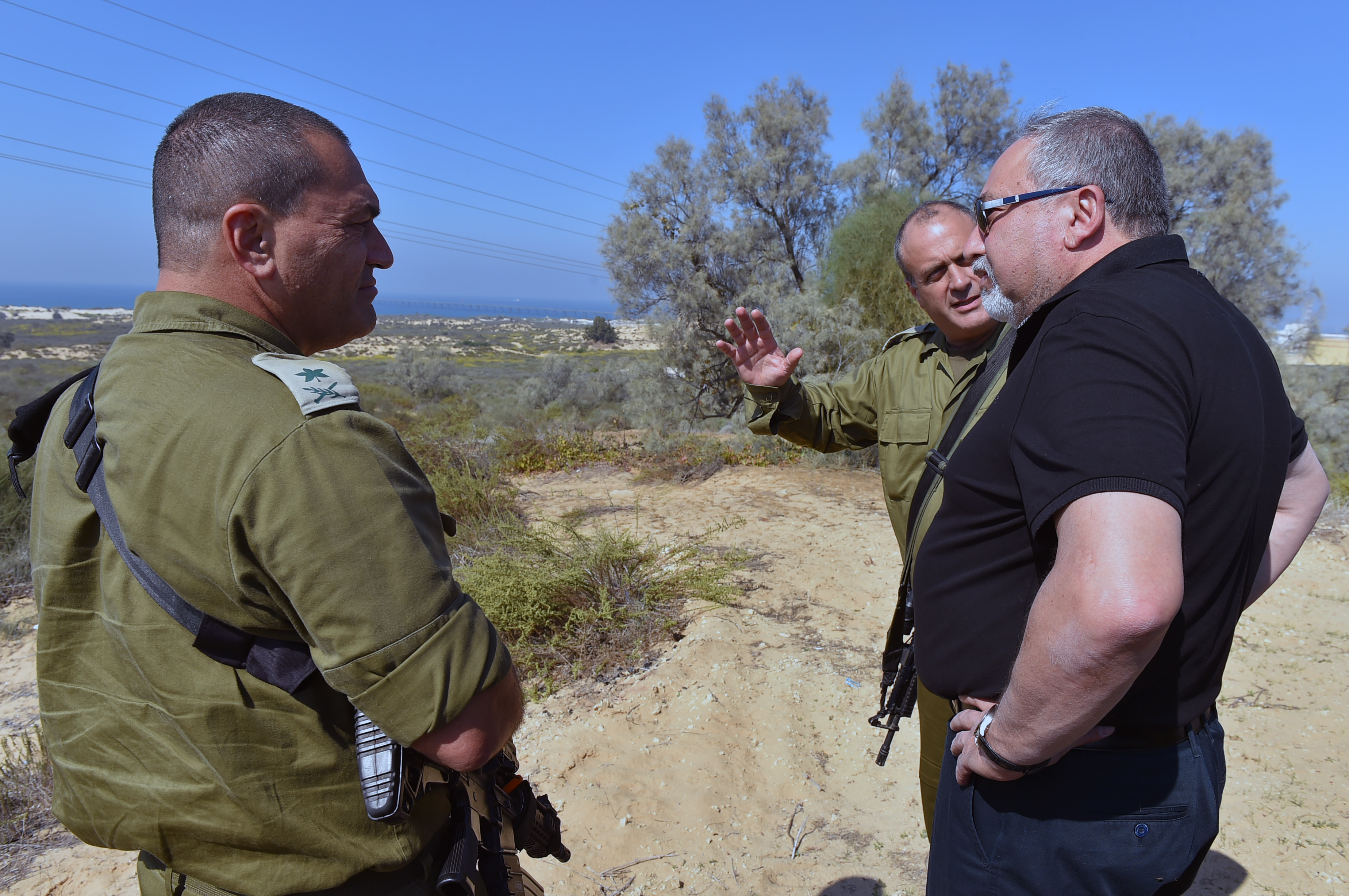 ליברמן בגבול עזה: "ההליום שבבלוני הנפץ, נכנס לעזה עבור MRI" ליברמן בסיור צבאי