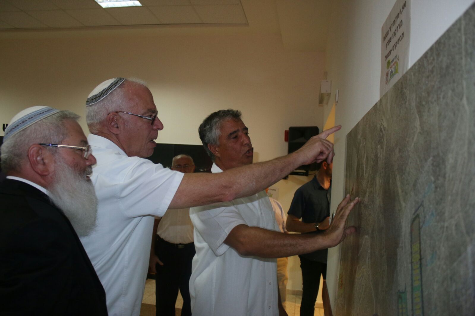 מאז תשל"ח: קרני שומרון חגגה 40 ראש מועצת קרני שומרון עם שר החקלאות וסגן שר הביטחון