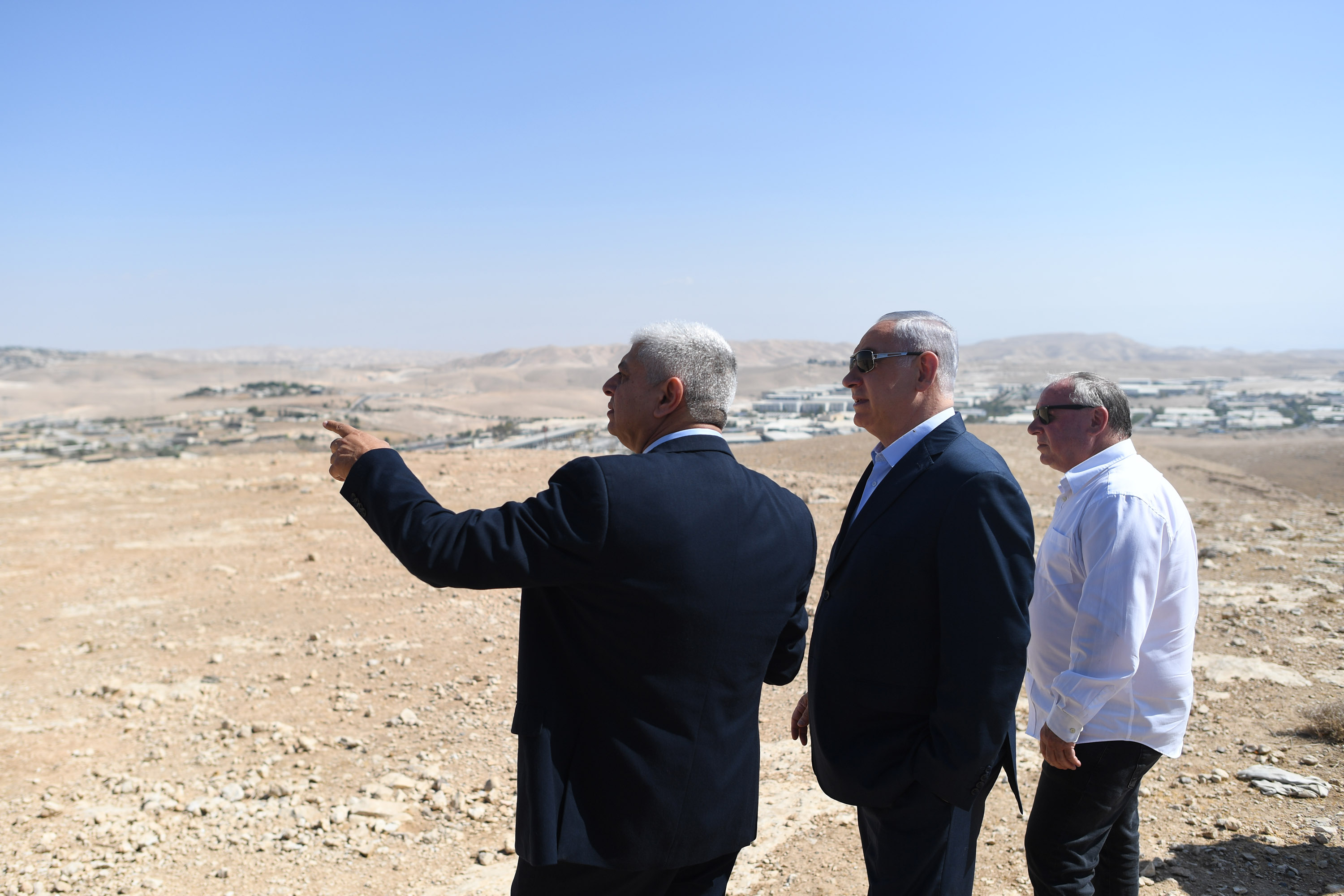 ראש הממשלה במעלה אדומים: "נבנה אלפי יח"ד" ראה"מ בנימין נתניהו
בסיור רא"ע מעלה אדומים, בני כשריאל וח"כ דודי אמסלם