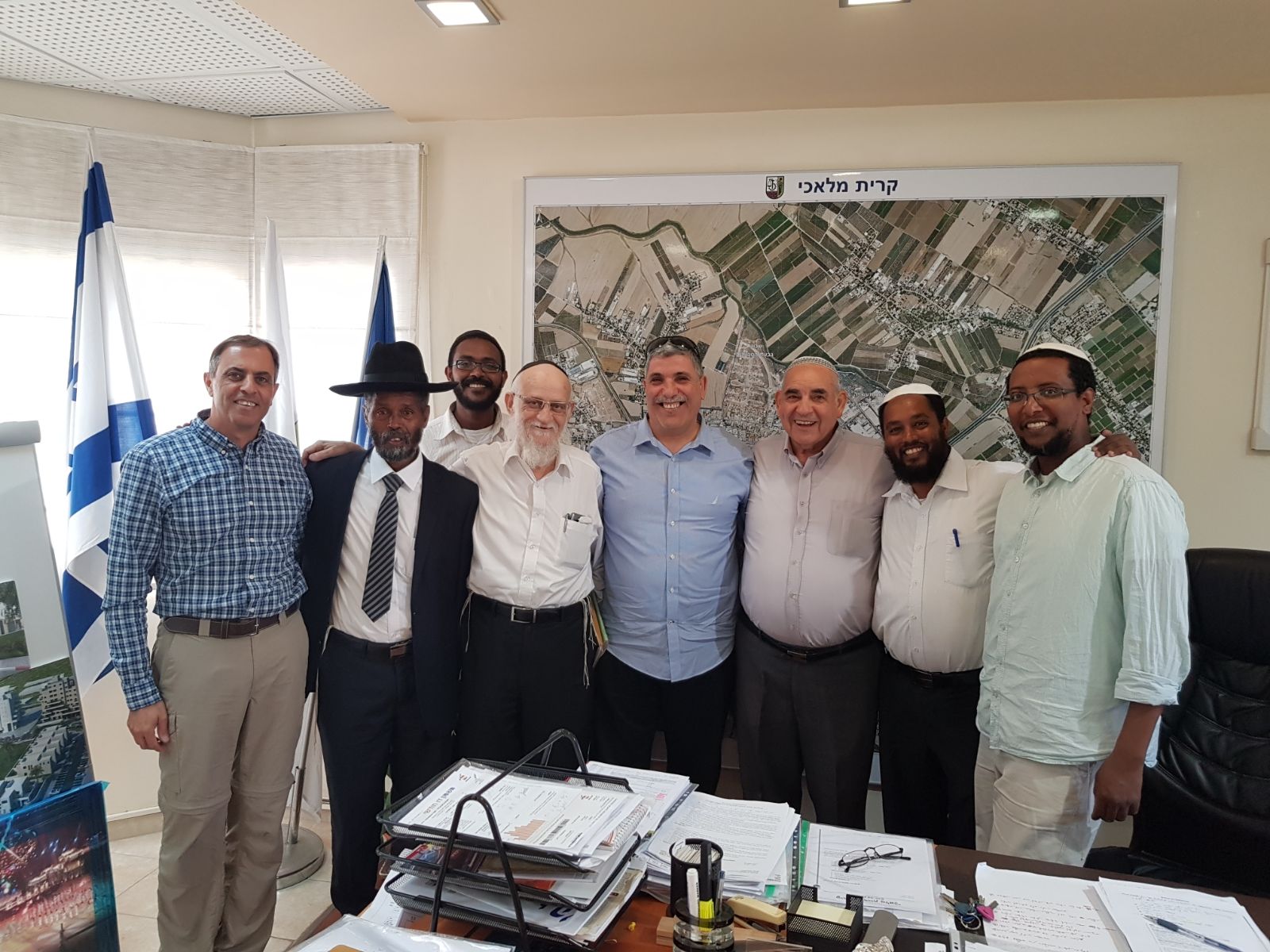 קרית מלאכי: אושרה בניית בית כנסת חדש עבור הקהילה האתיופית ראשי הקהילה האתיופית עם ראש העיר קרית מלאכי