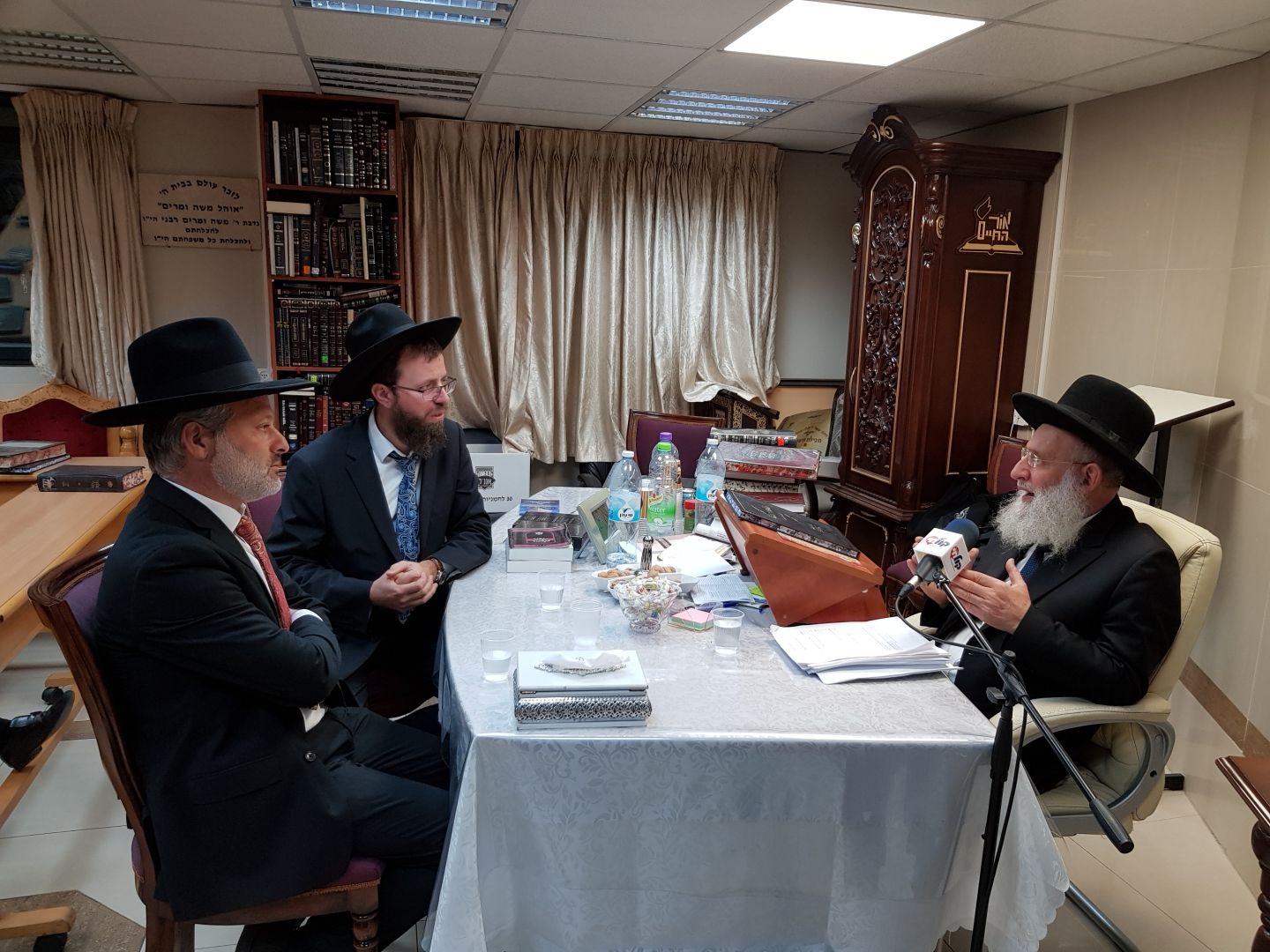 חבר מועצת חכמי התורה הגר"ר אלבז יגיש תוכנית שבועית ב"קול חי" הרב אלבז2